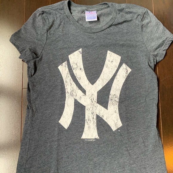 New York Yankees tee size small 5th & Ocean - Picture 1 of 3